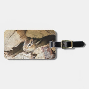 Chipmunk in einem Holzstapel Gepäckanhänger