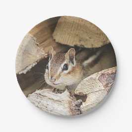 Chipmunk in einem Holzstapel Pappteller