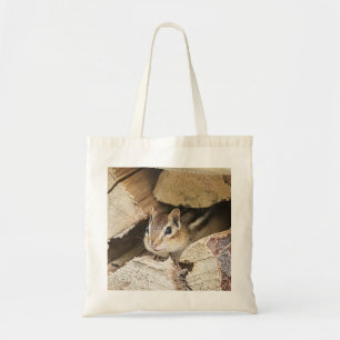 Chipmunk in einem Holzstapel Tragetasche
