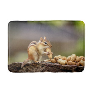 Chipmunk isst Erdnuss Badematte