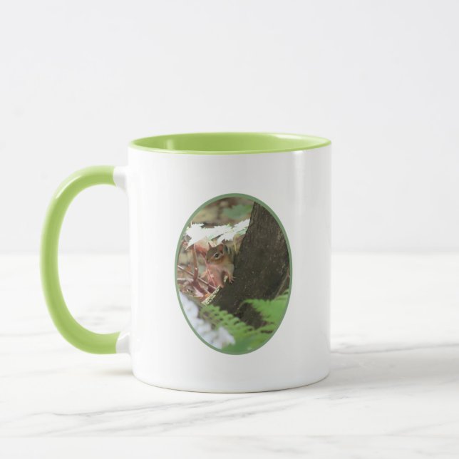 Chipmunk Peeking von hinter Tree Tasse (Links)