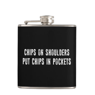 Chips auf Schultern Chips in Taschen stecken Flachmann