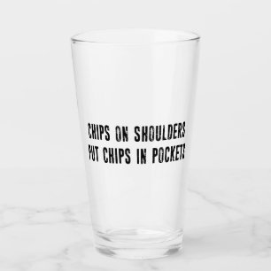 Chips auf Schultern Chips in Taschen stecken Glas