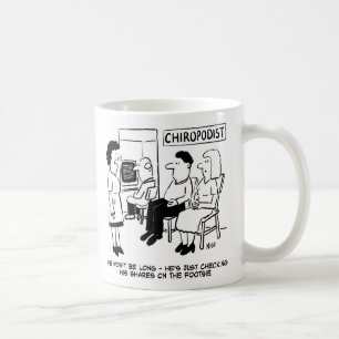 Chiropodist kontrolliert Aktien auf dem Footsie Kaffeetasse