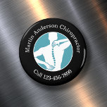 Chiropraktor-Werbemagnete Magnet<br><div class="desc">Chiropractor Medical Theme Kühlschrank Magnete für Ihre Kunden, um Ihre Telefonnummer praktisch behalten, wenn Sie Ihre Rückenschmerzen-Management benötigen. Erstellt mit einem coolen Chiropraktikemblem, das eine persönliche Rückenspinengrafik aufweist, können Sie auf unseren Geschäftsmagneten online personalisieren. Für eine Wirbelsäulenklinik Chiropraktor in einem preisgünstigen Design in loser Schüttung.</div>