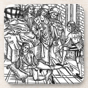 Chirurg verweist, während ein Assistent und Getränkeuntersetzer