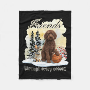 Chocolate Goldendoodle und Freund im Winterschnee  Fleecedecke