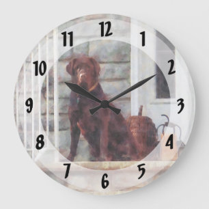Chocolate Labrador on Porch Große Wanduhr