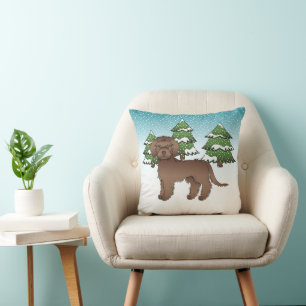 Chocolate Mini Goldendoodle Hund in einem Winterwa Kissen