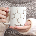 Chocolate Molecule Personalisiert Kaffeetasse<br><div class="desc">Mit unserer Chocolate Molecule Personalisiert Coffee Tasse können Sie sich auf den Weg zum wissenschaftlichen Glück machen! Passen Sie Ihr tägliches Kaffeekritual mit einer Touch Kakaochemie an. Fügen Sie Ihren Namen oder eine spezielle Nachricht für ein wirklich einzigartiges Erlebnis hinzu. Ein perfektes Geschenk für Wissenschaftsfans, Chocoholics oder jeden, der eine...</div>