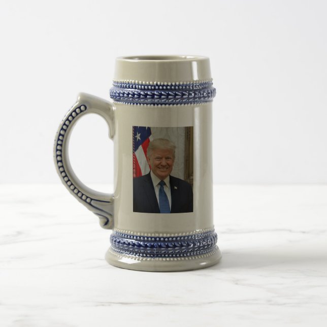 Chope À Bière 45 le Président Donald Trump (Gauche)