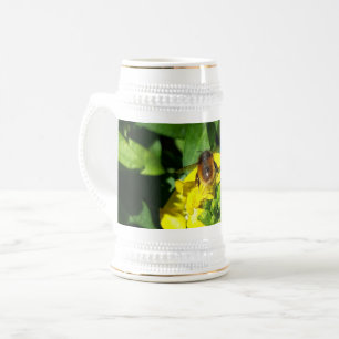 Chope À Bière Abeille sur Fleurs Jaunes