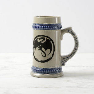 Chope À Bière Black Dragon à la bière à la main gauche stein