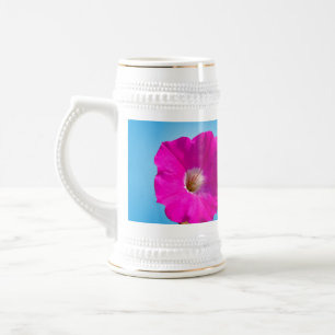 Chope À Bière fleur pétunia rose en arrière - plan bleu.