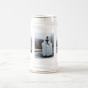 Chope À Bière Fontaine gelée en hiver