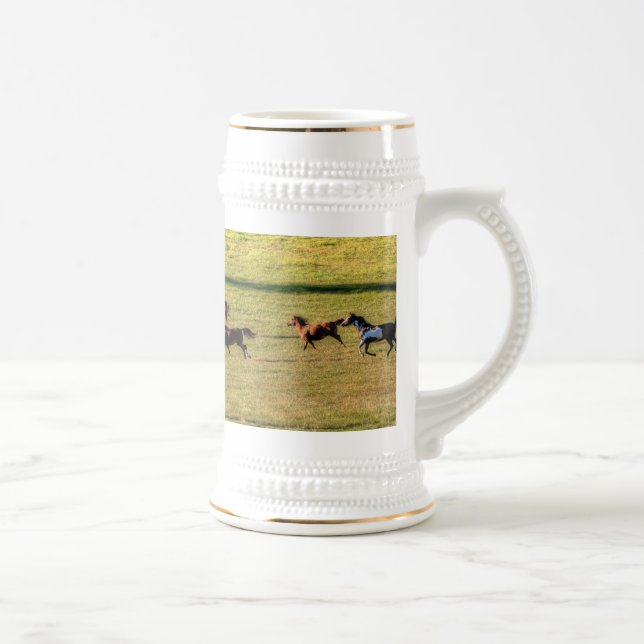 Chope À Bière Un troupeau de chevaux sur une équine (Droite)