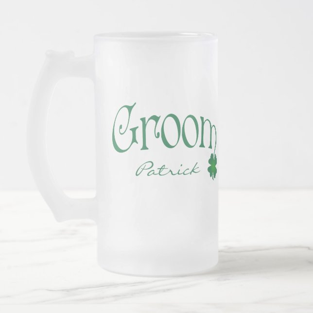 Chope Givrée Shamrock vert personnalisé Groom Beer Stein (Gauche)
