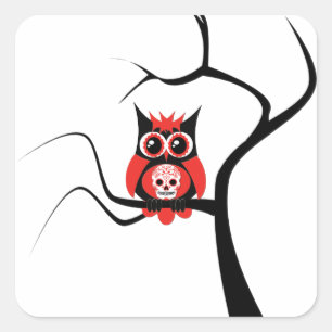 Chouette à crâne rouge dans un autocollant à arbre