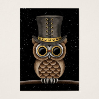 Chouette à vapeur mignonne sur une branche avec ét