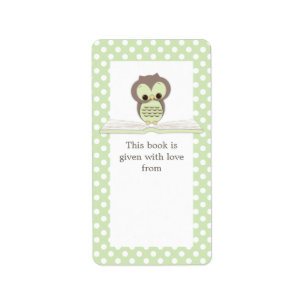 Chouette bébé verte sur le livre Étiquette boîte c