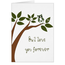 Chouette d'amour verte dans l'arbre