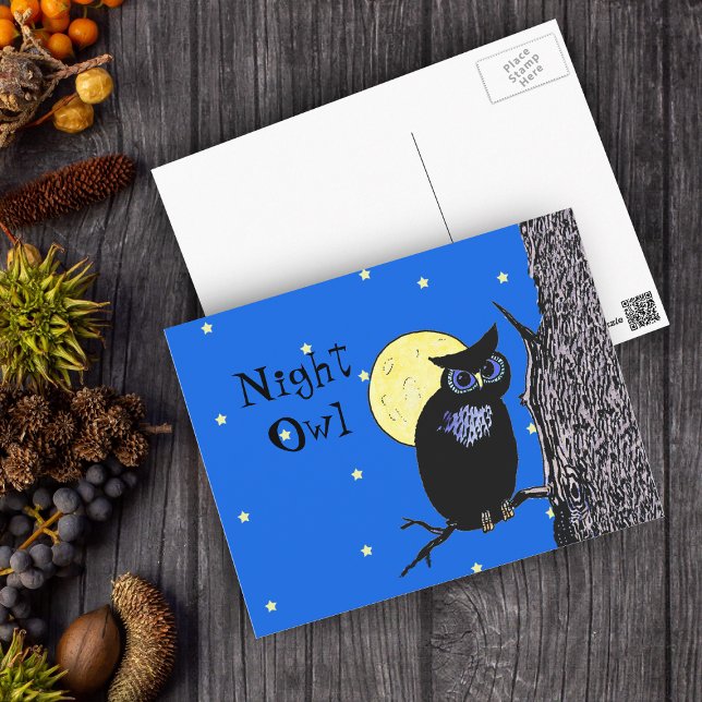 Chouette de nuit dans la carte postale de la lune (Black owl in night sky with moon stars in tree on blue postcard.)