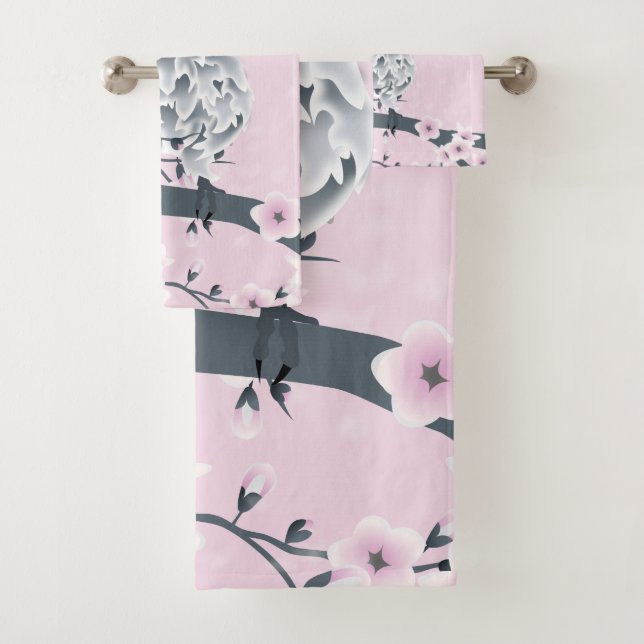 Chouette mignonne et fleurs de cerisier gris rose (En situation)
