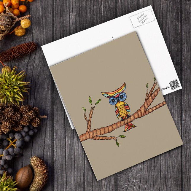 Chouette sur une carte postale de succursale (Colourful fantasy own blue eyes on tree branch on light brown postcard.)