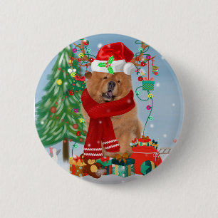 Chow Chow Hund im Schnee mit Weihnachtsgeschenke Button
