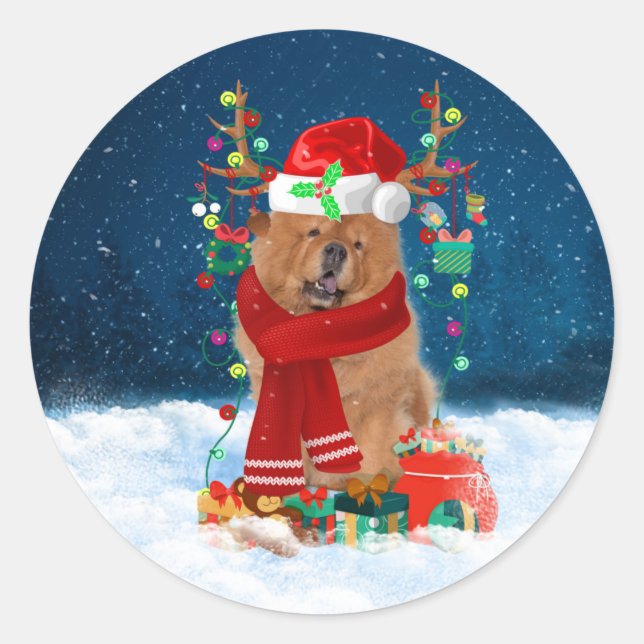 Chow Chow Hund im Schnee mit Weihnachtsgeschenke Runder Aufkleber (Vorderseite)