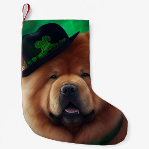 Chow-Chow-Hund im St. Patrick's Day-Kleid Kleiner Weihnachtsstrumpf