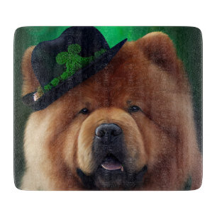 Chow Chow Hund im St. Patrick's Day Kleid Schneidebrett