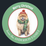 Chow Chow Hund in Green Christmas Scarf und Red Ha Runder Aufkleber<br><div class="desc">Ein Bild eines bezaubernden Chow Chow Hundes mit einem grünen Winterschal und einer roten Kappe steht im Mittelpunkt dieses Holiday Aufklebers. Das Bild ist in einem kreisrunden grünen Rahmen gerahmt,  der den benutzerdefinierten Text in Weiß enthält. Ideal für Weihnachtskarten,  Korrespondenz und Geschenkpakete.</div>