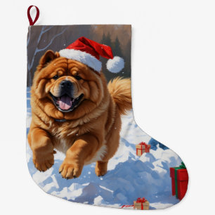 Chow Chow läuft im Schnee mit Weihnachtsmütze Großer Weihnachtsstrumpf