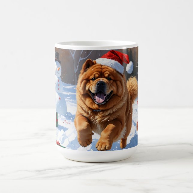 Chow Chow läuft im Schnee mit Weihnachtsmütze Kaffeetasse (Mittel)