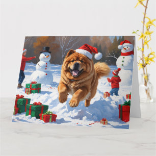 Chow Chow läuft im Schnee mit Weihnachtsmütze Karte
