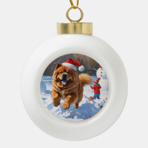 Chow Chow läuft im Schnee mit Weihnachtsmütze Keramik Kugel-Ornament