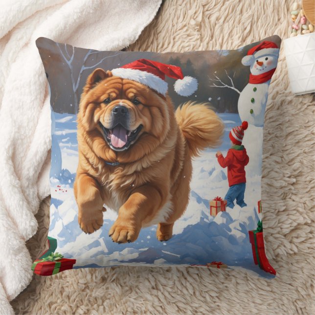 Chow Chow läuft im Schnee mit Weihnachtsmütze Kissen (Decke)
