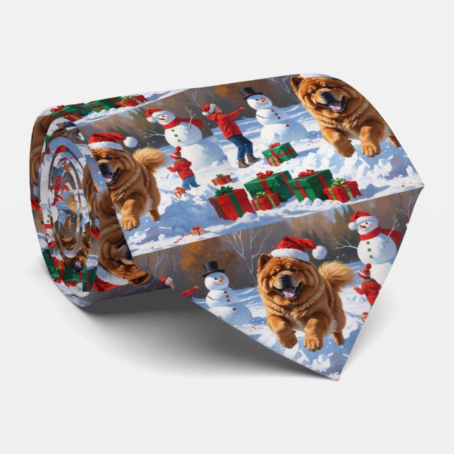 Chow Chow läuft im Schnee mit Weihnachtsmütze Krawatte (Gerollt)