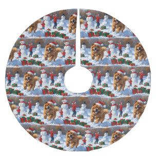 Chow Chow läuft im Schnee mit Weihnachtsmütze Polyester Weihnachtsbaumdecke
