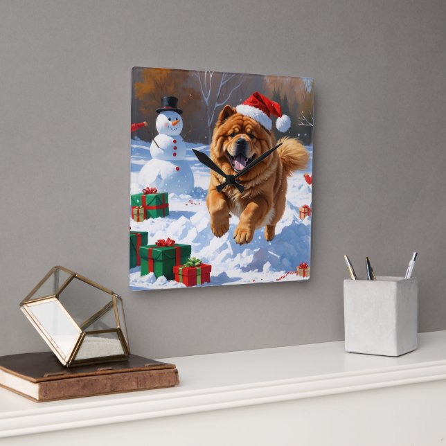 Chow Chow läuft im Schnee mit Weihnachtsmütze Quadratische Wanduhr (Büro)