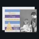 Chrismukkah Foto Silver Gold Farbige Streifen Feiertagskarte<br><div class="desc">Fügen Sie Ihr Foto zu dieser kombinierten Chrismukah-Urlaubskarte in einem modernen Stil mit farbenfrohen blauen, lila und hellgrauen Streifen mit silber und goldenen Akzenten. Frohe Chrismukkah! Ersetzen Sie den Foto-Platzhalter durch ein eigenes Foto für eine personalisierte Karte. Der goldene Weihnachtsbaum und die silberne Hanukkah Menorah Designs mit einem polka dot...</div>