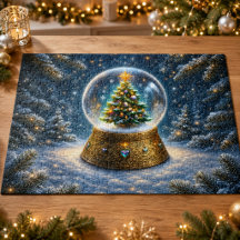 Christbaum-Schneekugel im Wald