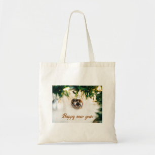 Christbaumkugeln auf grünem Baum Tote Bags Tragetasche