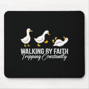 Christliche Gans, die im Glauben geht, ständig sto Mousepad
