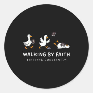 Christliche Gans geht auf Glaubensreise und stolpe Runder Aufkleber
