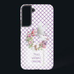 Christliche Lila White Line Matrix Sweet Pea Samsung Galaxy Hülle<br><div class="desc">Dieses Christliche Design zeichnet sich durch einen gemusterten weißen Hintergrund mit diagonalen lila Linien in einem Gitterstil aus. In der Mitte blüht ein Kranz aus Blume mit süßen Erbsen, die Lila-, Pfirsich- und Rosatönen vermischen. Eine weiße Taube, die sich oben rechts befindet, ist ein Symbol für Ruhe und Hingabe. An...</div>