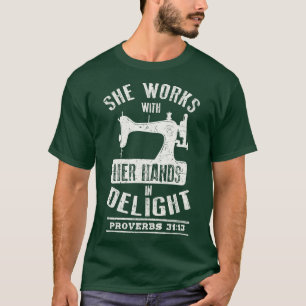 Christliche Nähdrucke, die sie mit ihren Händen ve T-Shirt