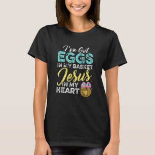 Christliche Ostereier in meinem Korb und Jesus in T-Shirt