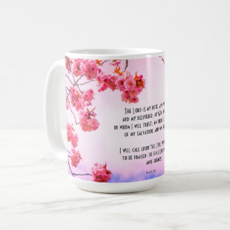 Christliche Tasse mit Schriften und Kirschblüte